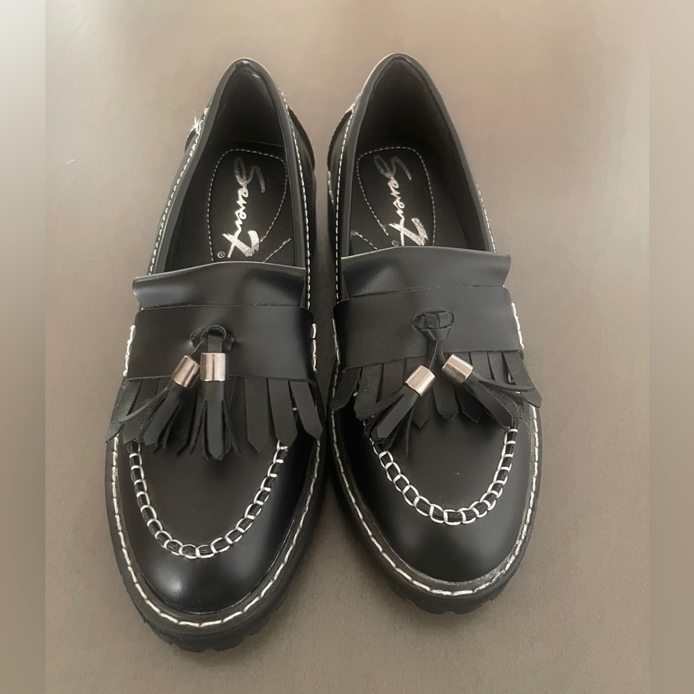 Seven7 black women’s loafer